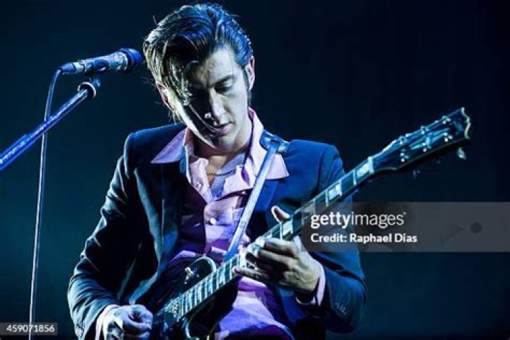 Alex Turner's pinkhaired girlfriend Taylor Bagley shows legs in