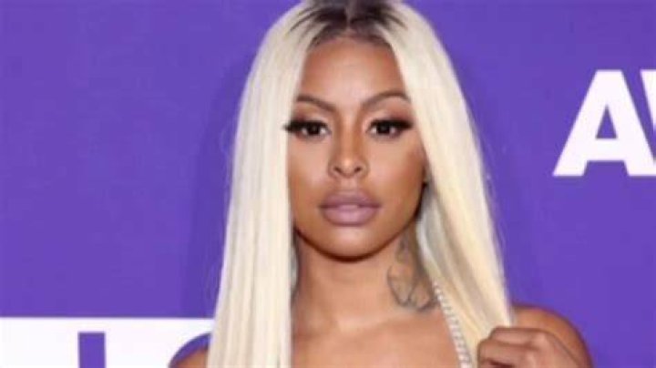 Alexis Sky twerks and promotes Lil baby’s new Album TEALOG YouTube