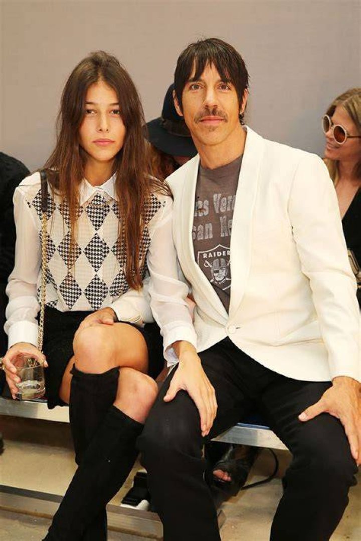 Anthony Kiedis passionately kisses girlfriend before speeding off on