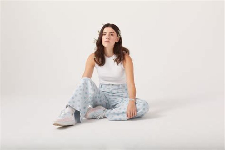 Avery Lynch Readies New EP With Single &ldquo;Round & Round&rdquo; Mundane