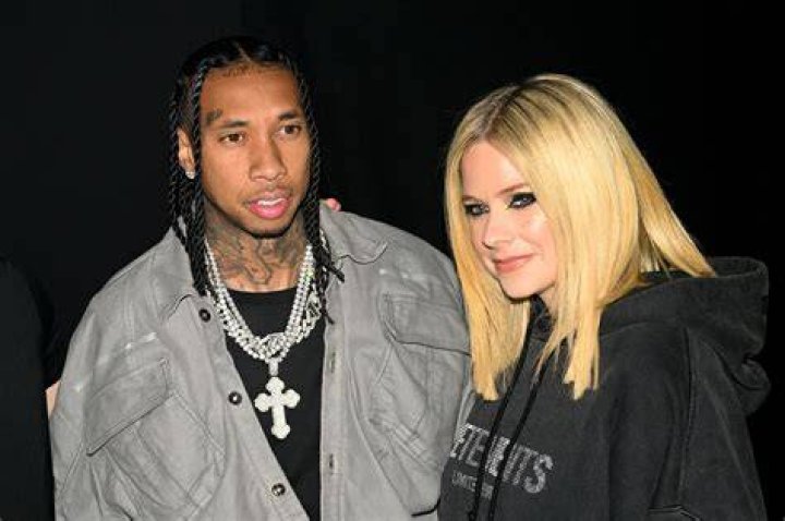 Avril Lavigne et Tyga bel et bien en couple, un baiser parisien pour