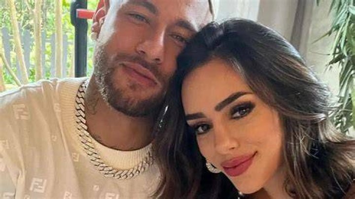 Bruna Biancardi, namorada de Neymar, exibe corpão ao posar de maiô