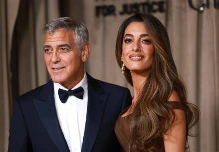 Clooney e Amal Alamuddin con i gemelli sul Lago di Como