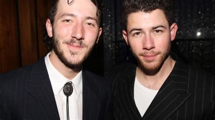 Compare Frankie Jonas' height, weight, eyes, hair color with other celebs