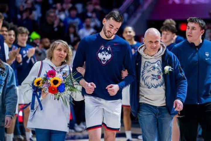 Connecticut Huskies What Is Alex Karaban Age? Parents Details