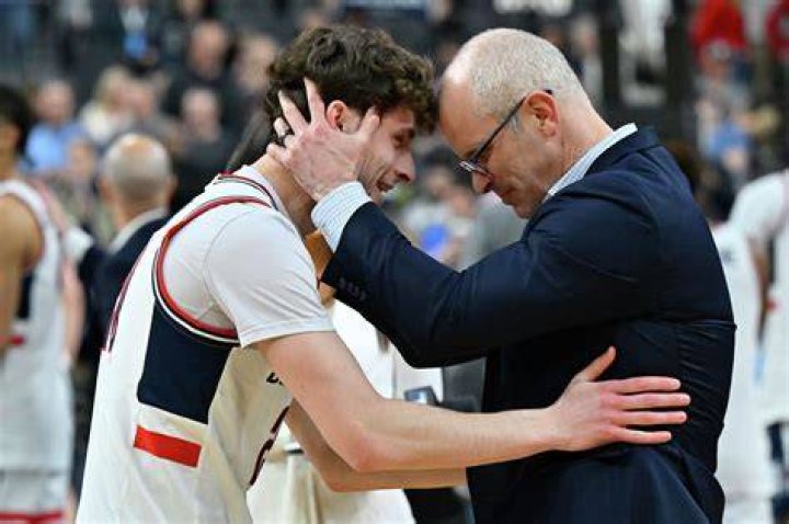 Dan Hurley embraces Andrew, son, as UConn advances to the Elite 8