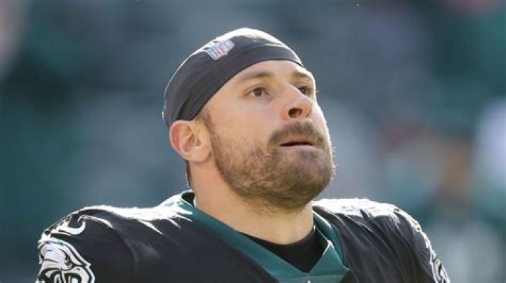 Eagles Sign Chris Long