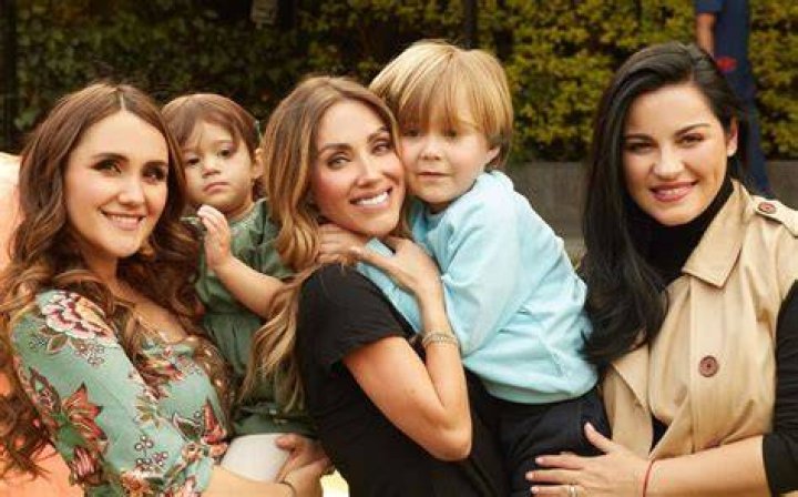 Ellos son los hijos de Julio Iglesias CHIC Magazine