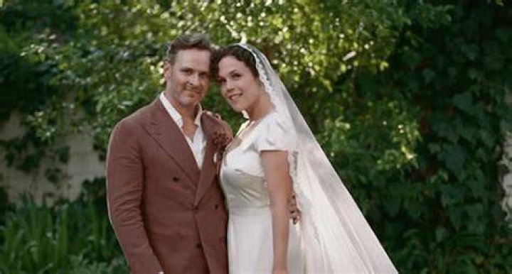 Is Erin Krakow married to Ben Rosenbaum? Famous Celebrities
