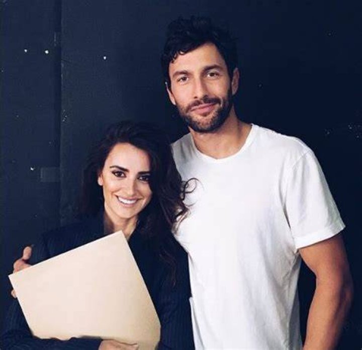 Is Noah Mills Married to Wife? Or is he dating a girlfriend?