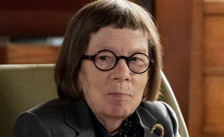 Is The American Actress Linda Hunt Still Among Us Today? Check Here
