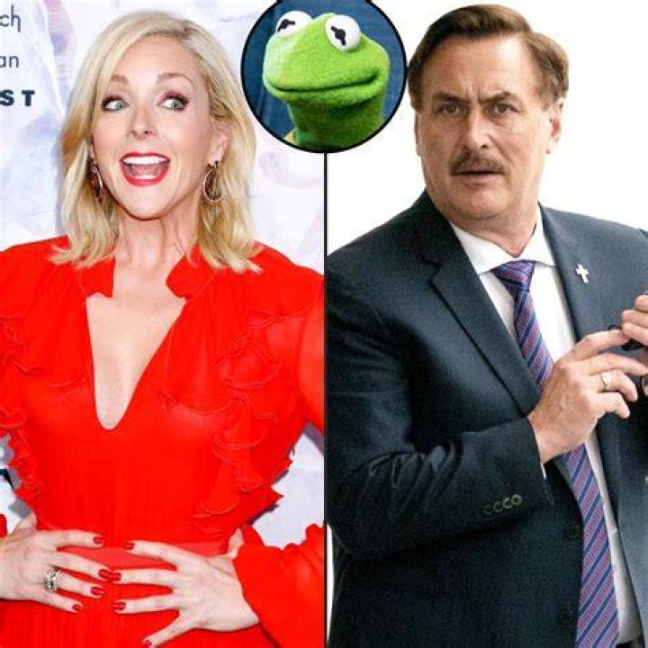 Jane Krakowski Denies Rumors She&rsquo;s Dating MyPillow CEO Mike Lindell