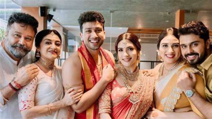 Jayaram family ജയറാം കുടുംബത്തിനൊപ്പമുള്ളത് വിശ്വസുന്ദരി; ആരാണ് തരിണി