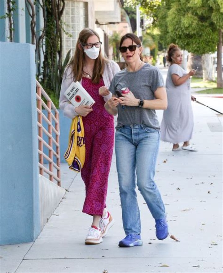 Jennifer Garner and Daughter Violet Look Like Twins During Daily Walk