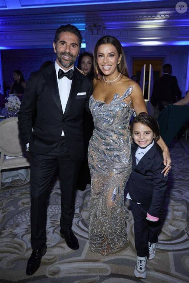 Jos&eacute; Baston et son fils Santiago lors du d&eacute;fil&eacute; organis&eacute; par la