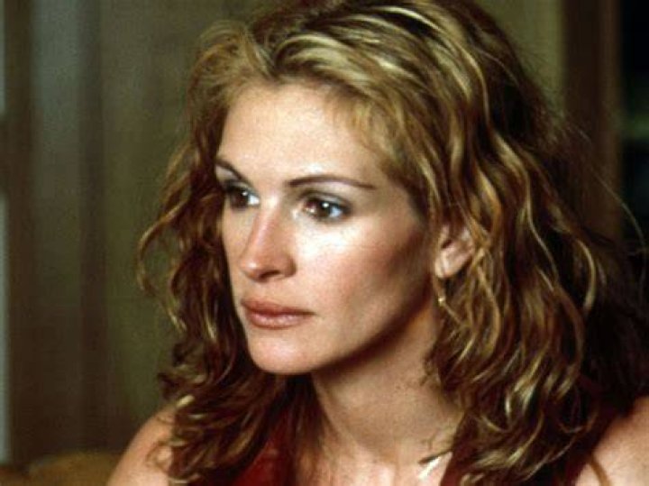 Julia Roberts cancelled wedding to Kiefer Sutherland and ran off with