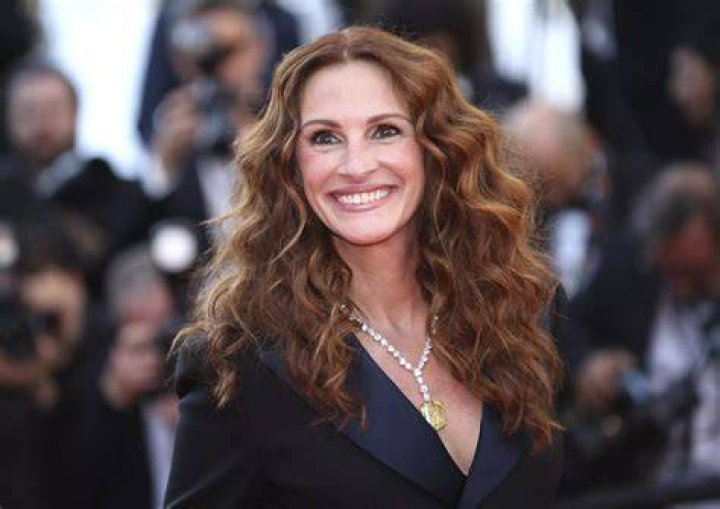 Julia Roberts makes a nod to her polka dot dress from Pretty Woman at