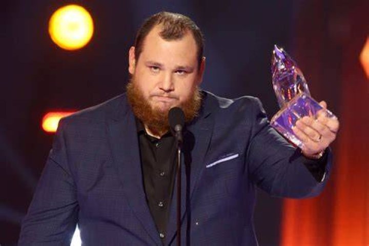 Luke Combs Crowned Male Vocalist of the Year at the 2020 CMAs