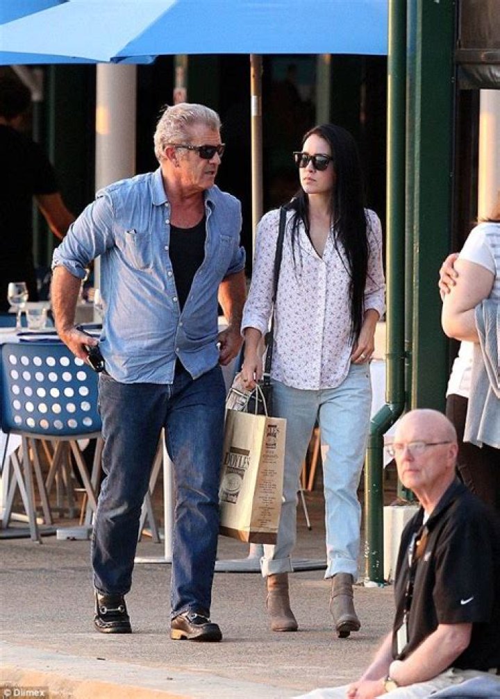 Mel Gibson strolls with girlfriend Rosalind Ross in LA Daily Mail Online