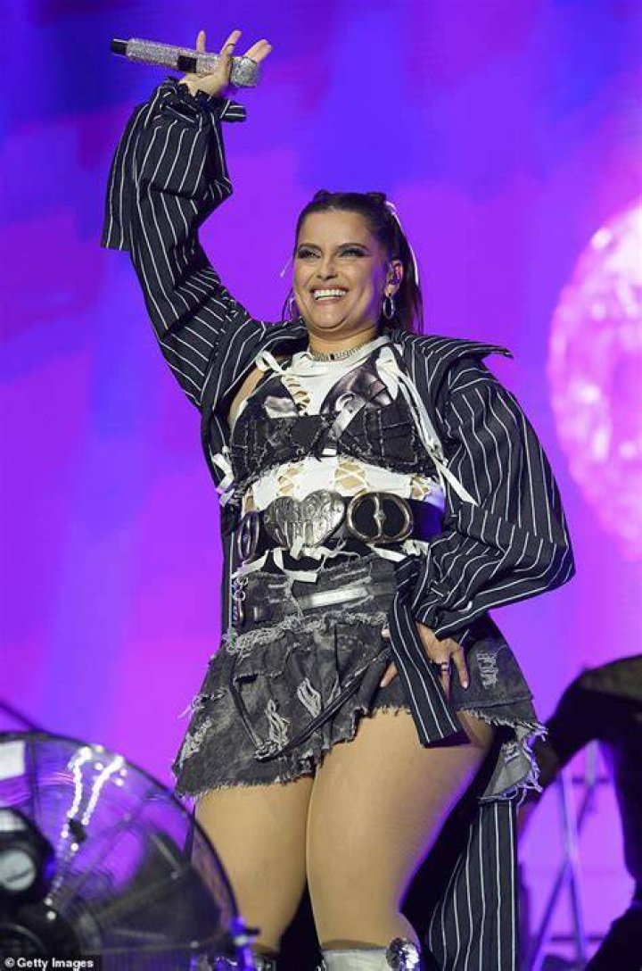 nelly furtado done put on some more weight, y'all still smashin