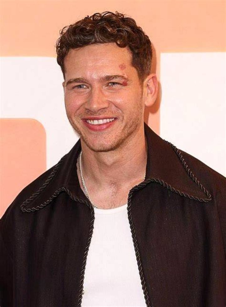 Oliver Stark BIography Caree Net Worth Persoanal Life Girlfriend