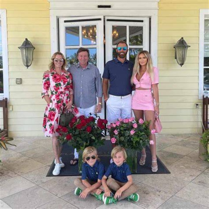 Paulina Gretzky & Her Family Pictures You Need to See