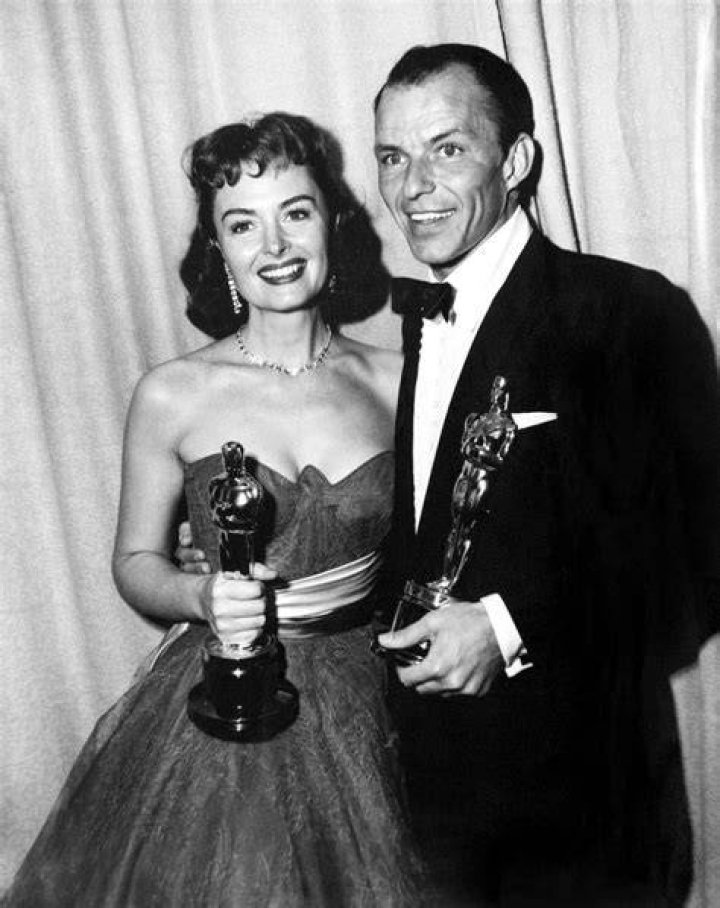 Photo Frank Sinatra and Donna Reed Hold Their Oscars HCP1053276