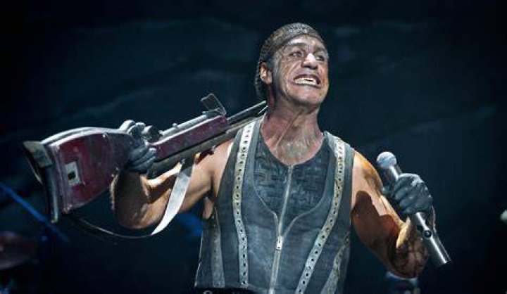 Rammstein, Till Lindemann aggredisce un uomo per difendere la fidanzata