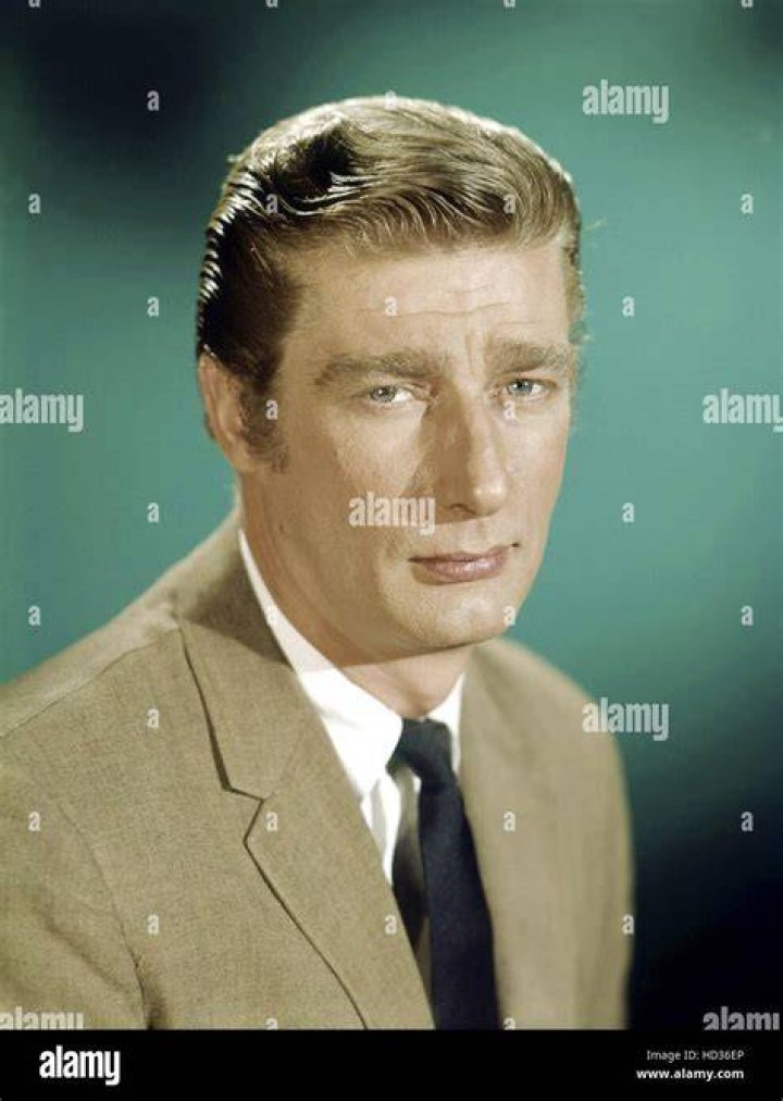 Richard Mulligan as The Hero Online Photo Galleries