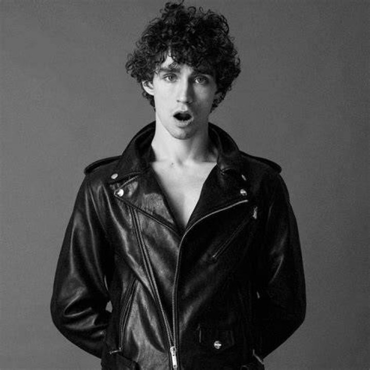 Robert Sheehan Daily on Twitter "Lovely RobMSheehan & Sofisia at the