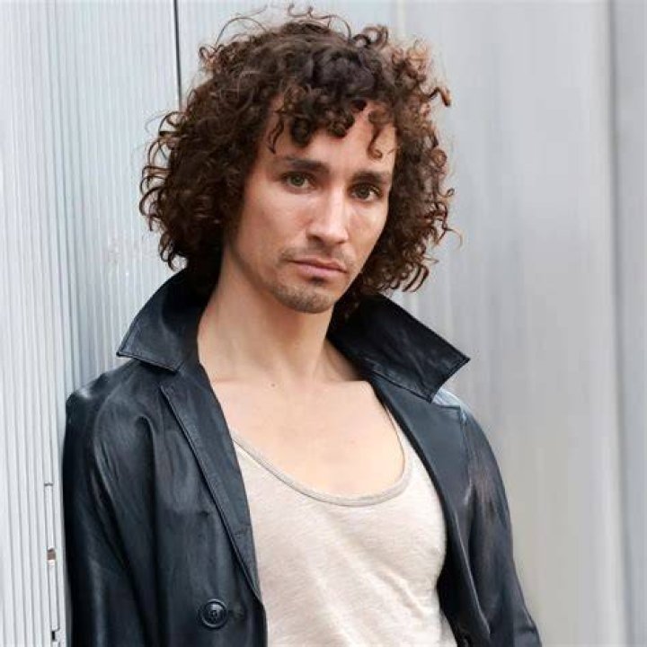 Robert Sheehan Wiki, Age, Height, Wife, Girlfriend, Family, Biography