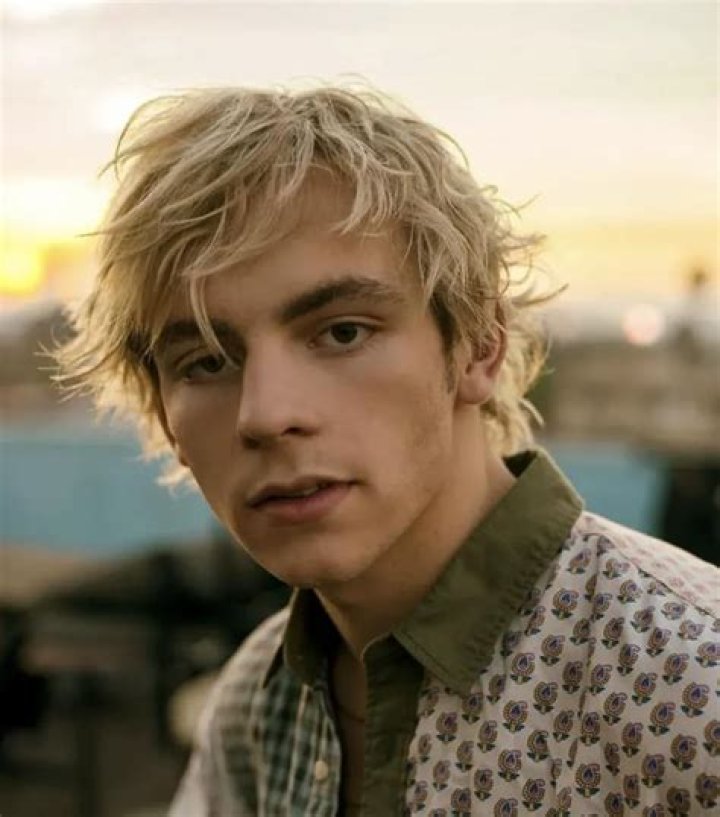 Ross Lynch Says He And Laura Marano Are Like a Married Couple! J14