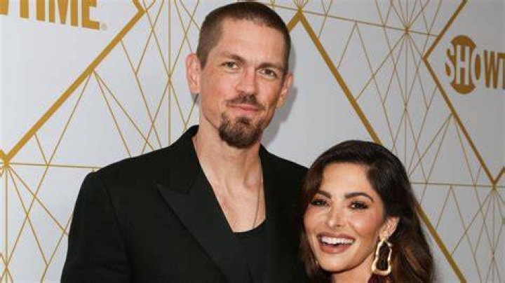 Shameless&rsquo;s Steve Howey and Wife Sarah Shahi Are Expecting Twins!