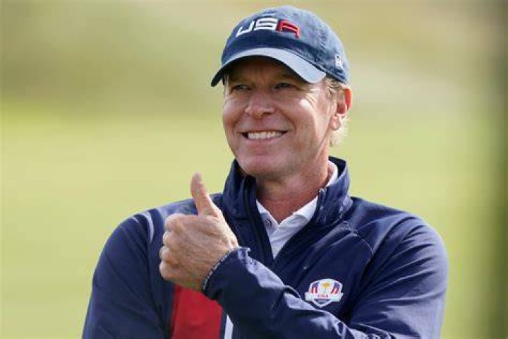 Steve Stricker at home on two tours, in contention at Colonial
