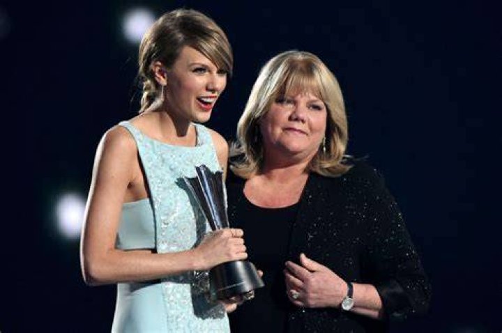 Taylor Swift&rsquo;s Mother Diagnosed With Cancer Rave It Up