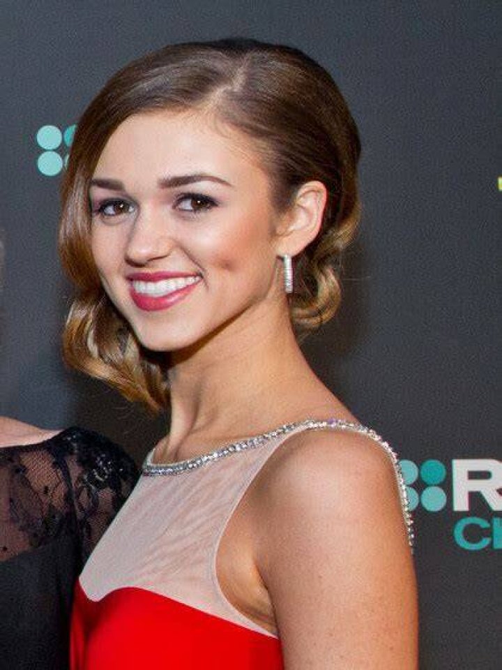 Unveiling Sadie Robertson's Net Worth: Discover Her Financial Journey