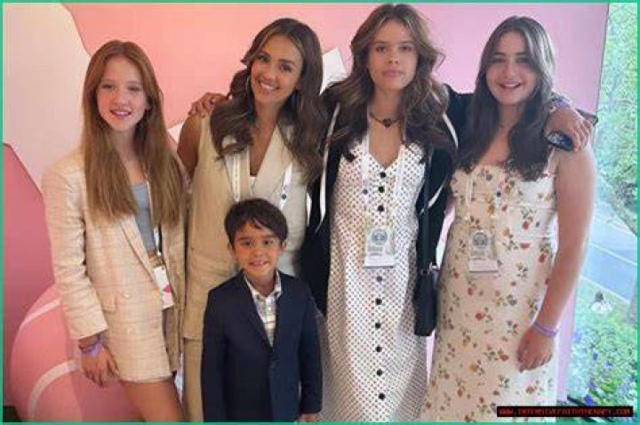 Unveiling The Truths: Jessica Alba's Height Explored