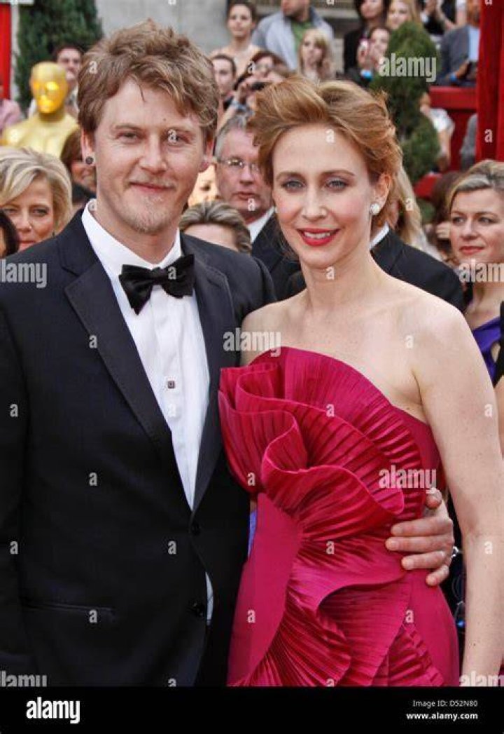 Vera Farmiga Husband Jakustala
