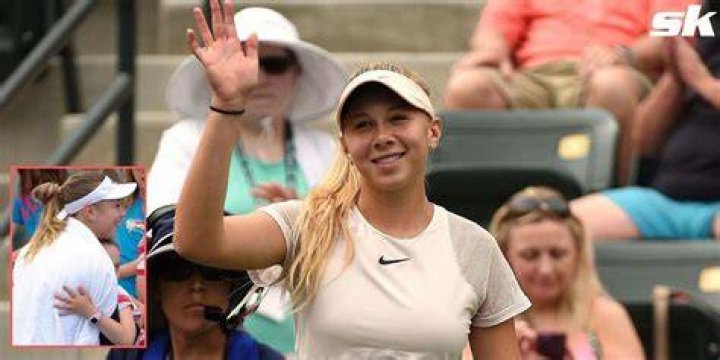 WATCH Amanda Anisimova shares adorable embrace with young fan at