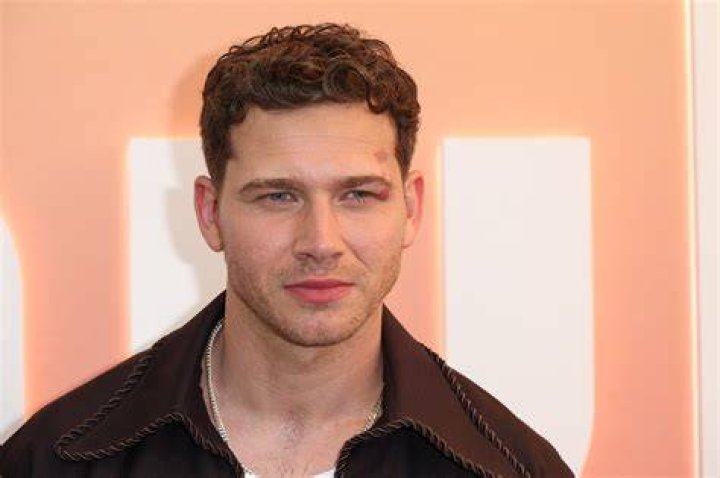 What happened to Oliver Stark's eye? Wife, Height, Net Worth