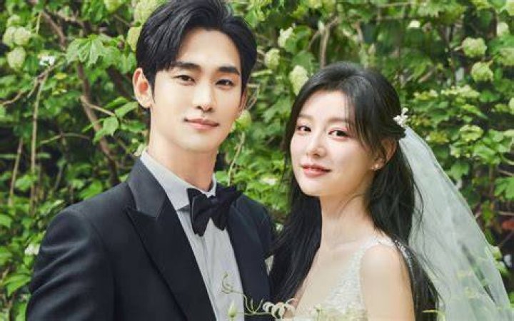 Who Is Kim Soo Hyun's Real-Life Partner? Uncover The Truth