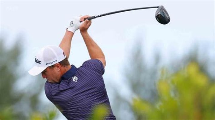 Why Justin Thomas' dad is caddying for him in Hawaii and why another